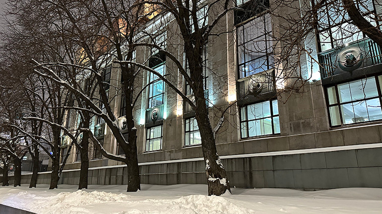 Đèn chiếu sáng suốt đêm dọc đường Mokhovaia. Đèn chiếu sáng suốt đêm dọc đường Mokhovaia.