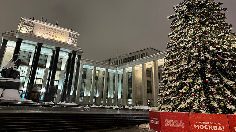 Trước cửa Thư viện Lênin và nhiều địa điểm khác trong thành phố được trang hoàng nhiều cây thông lớn. Trước cửa Thư viện Lênin và nhiều địa điểm khác trong thành phố được trang hoàng nhiều cây thông lớn.