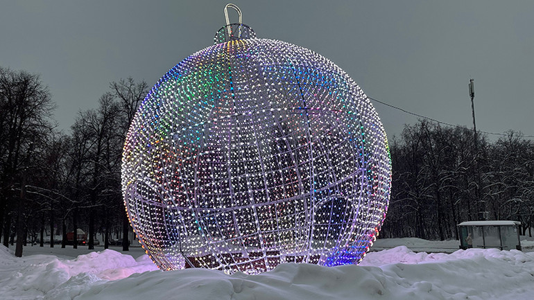 Quả cầu trang kim khổng lỗ trên Đồi Chim sẻ. Quả cầu trang kim khổng lỗ trên Đồi Chim sẻ.