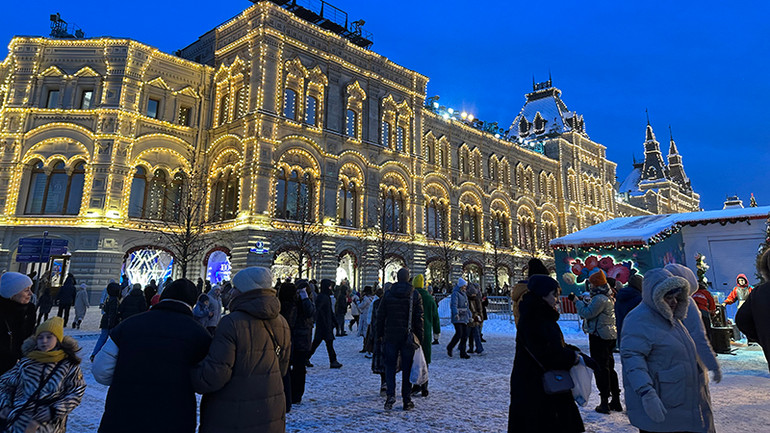 Trung tâm thương mại GUM rực rỡ ánh đèn. Trung tâm thương mại GUM rực rỡ ánh đèn.