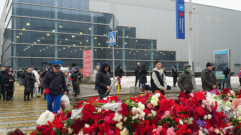 Từ sáng sớm của ngày quốc tang, rất đông người dân đến Crocus đặt hoa tưởng niệm các nạn nhân. (Ảnh: THÙY VÂN)