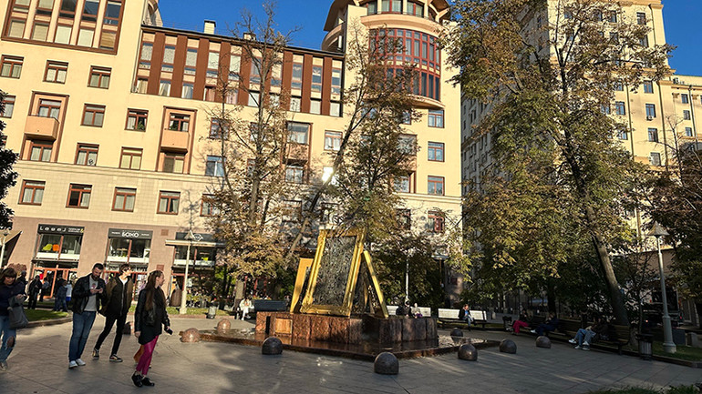 Quảng trường gần Tretriakovskya Galerya. (Ảnh:THÙY VÂN) Quảng trường gần Tretriakovskya Galerya. (Ảnh:THÙY VÂN)