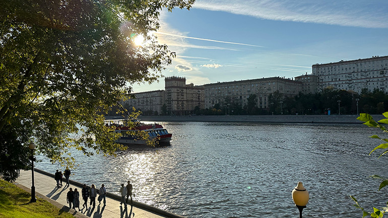 Các chuyến tàu trên sông Moskva tấp nập hơn những ngày này. (Ảnh: THÙY VÂN) Các chuyến tàu trên sông Moskva tấp nập hơn những ngày này. (Ảnh: THÙY VÂN)