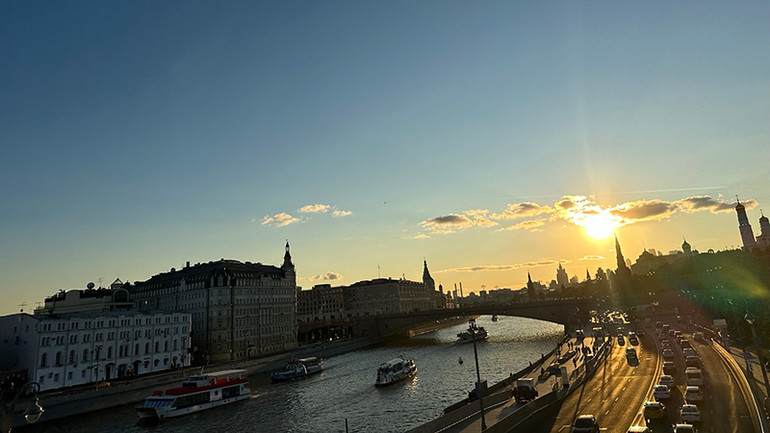 Dòng sông Moskva nhìn từ cầu kính công viên Zaryadye.( Ảnh: THÙY VÂN) Dòng sông Moskva nhìn từ cầu kính công viên Zaryadye.( Ảnh: THÙY VÂN)