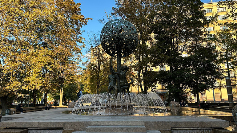 Đài phun nước gần khu metro Novoyaseneskaya. (Ảnh:THÙY VÂN) Đài phun nước gần khu metro Novoyaseneskaya. (Ảnh:THÙY VÂN)