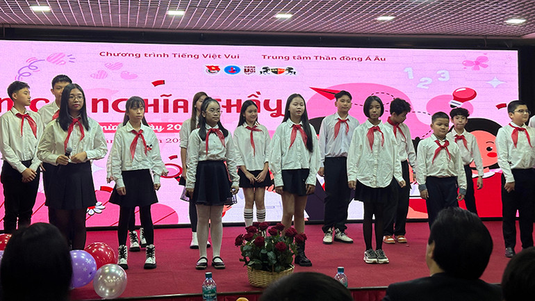 Các bạn học sinh hát các bài hát tiếng Việt tại buổi lễ. (Ảnh: THÙY VÂN) Các bạn học sinh hát các bài hát tiếng Việt tại buổi lễ. (Ảnh: THÙY VÂN)