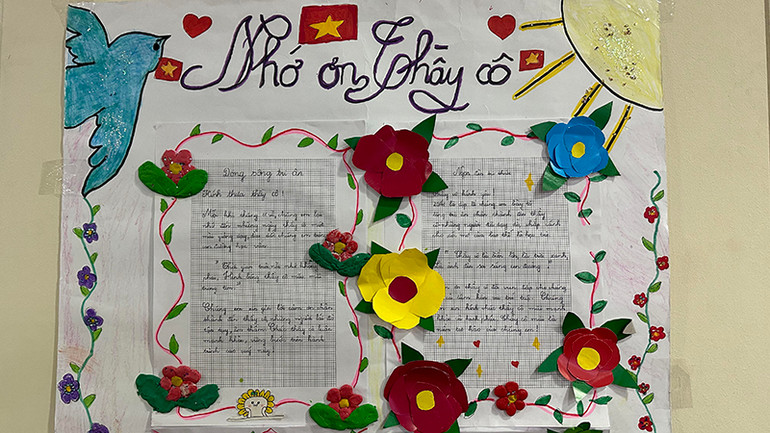 Tờ báo tường do các bạn học sinh Việt Nam làm. (Ảnh: THÙY VÂN) Các em nhỏ hào hứng tham gia chương trình. (Ảnh: THÙY VÂN) Các bậc phụ huynh cũng tham gia nhiệt tình cổ vũ các con. (Ảnh: THÙY VÂN) Tờ báo tường do các bạn học sinh Việt Nam làm. (Ảnh: THÙY VÂN) Các em nhỏ hào hứng tham gia chương trình. (Ảnh: THÙY VÂN) Các bậc phụ huynh cũng tham gia nhiệt tình cổ vũ các con. (Ảnh: THÙY VÂN)