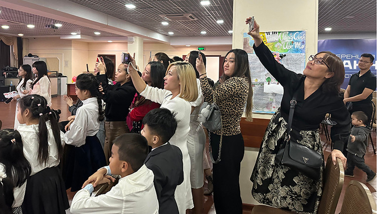 Các bậc phụ huynh cũng tham gia nhiệt tình cổ vũ các con. (Ảnh: THÙY VÂN) Các bậc phụ huynh cũng tham gia nhiệt tình cổ vũ các con. (Ảnh: THÙY VÂN)