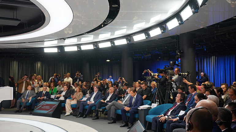 Các đại biểu tham dự hội nghị đến từ nhiều nơi trên thế giới. (Ảnh: THÙY VÂN) Các đại biểu tham dự hội nghị đến từ nhiều nơi trên thế giới. (Ảnh: THÙY VÂN)