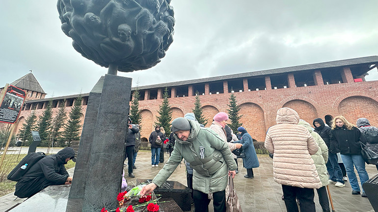 Tượng đài "Hoa cháy" tưởng niệm các trẻ em bị chết trong các trại tập trung của phát xít Đức. (Ảnh: Thùy Vân)