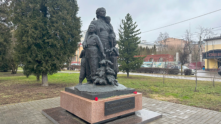 Tượng đài tưởng niệm những người tham gia chiến dịch "Trẻ em". (Ảnh: Thùy Vân)