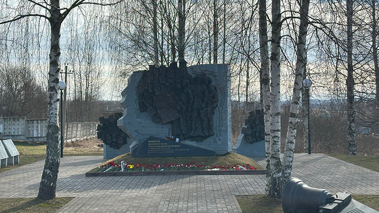 Đài tưởng niệm “Dulag-184".