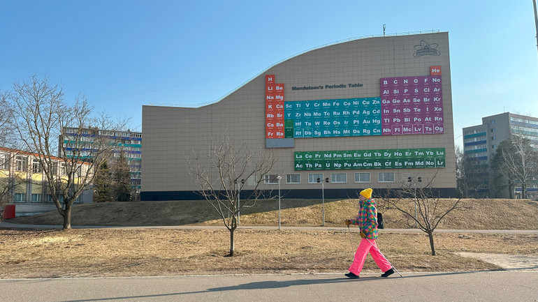 Bảng tuần hoàn Mendeleev biểu tượng của thành phố Dubna nằm bên bờ sông Volga. (Ảnh: THÙY VÂN)