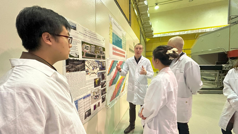 Các nghiên cứu sinh Việt Nam tự tin, chủ động trao đổi với các giáo sư làm việc tại JINR. (Ảnh: THÙY VÂN)