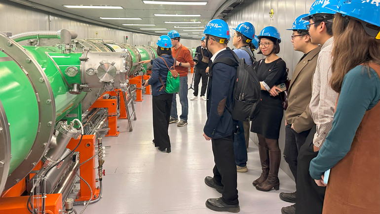 Thăm quan nơi lắp đặt máy gia tốc siêu dự án NICA. (Ảnh: THÙY VÂN)