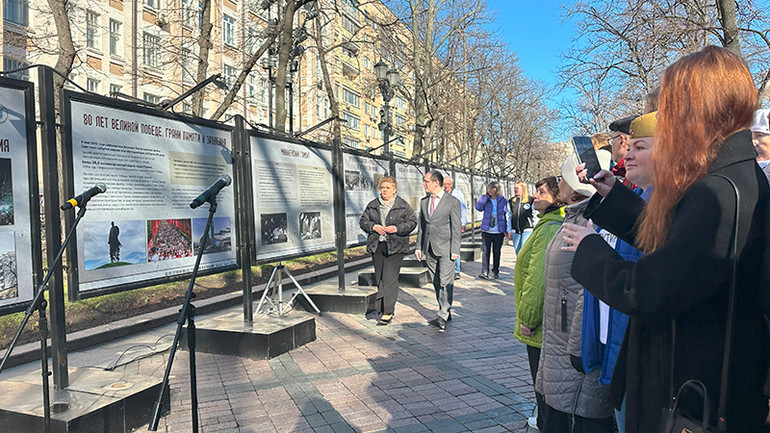 Triển lãm được sự quan tâm của nhiều người dân. (Ảnh: THÙY VÂN)