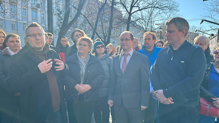 Các nhà nghiên cứu lịch sử trao đổi tại triển lãm. (Ảnh: THÙY VÂN)