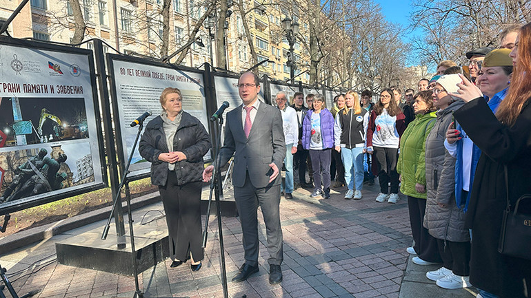 Bà Elena Malysheva và ông Ruslan Gagkuev tại buổi khai mạc triển lãm. (Ảnh: THÙY VÂN)