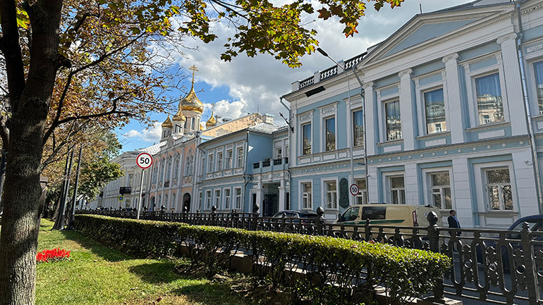 Quảng trường khu Metro Turghenev. (Ảnh: THÙY VÂN) Quảng trường khu Metro Turghenev. (Ảnh: THÙY VÂN)
