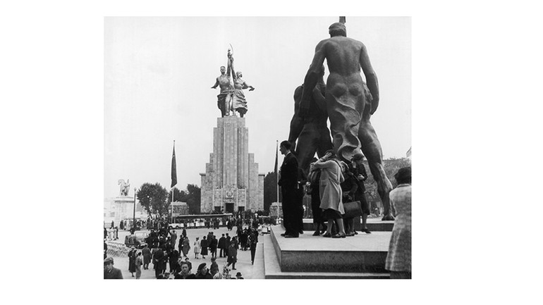 Tác phẩm điêu khắc "Công nhân và người phụ nữ nông trang" xuất hiện lần đầu tại Triển lãm thế giới năm 1937. (Ảnh: Tư liệu TASS) Tác phẩm điêu khắc "Công nhân và người phụ nữ nông trang" xuất hiện lần đầu tại Triển lãm thế giới năm 1937. (Ảnh: Tư liệu TASS)