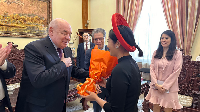 Ông Mikhail Shvydkoy trao hoa tặng nghệ sĩ biểu diễn đàn bầu của Việt Nam. (Ảnh:THÙY VÂN)