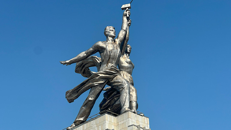 Chiều cao của tác phẩm là 24 m. Chiều cao của tác phẩm là 24 m.