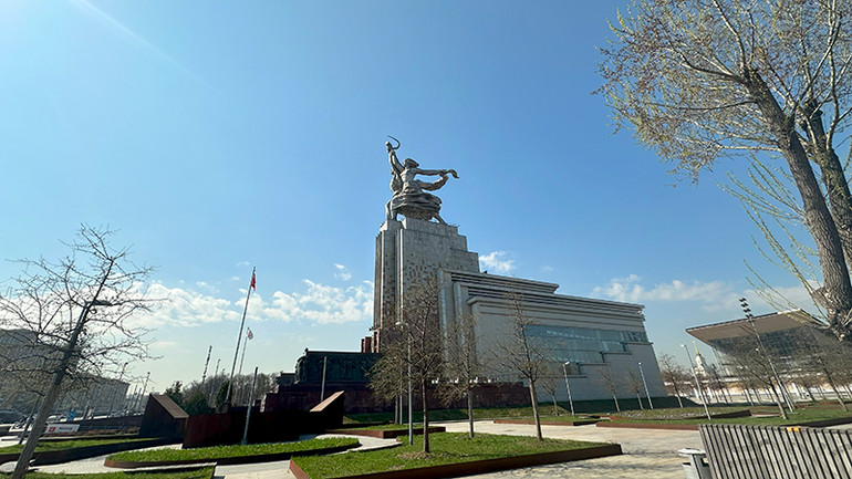 Ngày nay, dưới chân tượng đài là một bảo tàng và nhà triển lãm. Ngày nay, dưới chân tượng đài là một bảo tàng và nhà triển lãm.