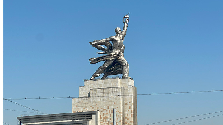 Ngày nay, tác phẩm đã được đặt trên đế cao 34m, bằng đúng lần đầu xuất hiện ở triển lãm Paris năm 1937. Ngày nay, tác phẩm đã được đặt trên đế cao 34m, bằng đúng lần đầu xuất hiện ở triển lãm Paris năm 1937.