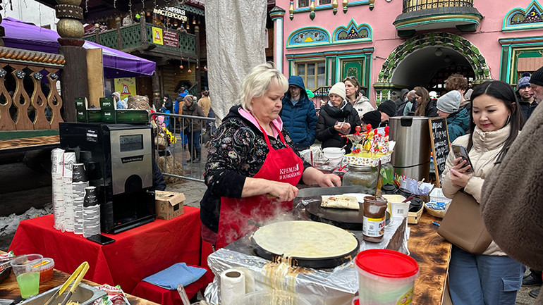 Bánh blin với các loại nhân là món ăn ưa thích trong Tuần lễ Maslenitsa.