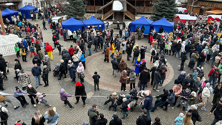 Trong khuôn viên Kremlin Izmailovo tổ chức nhiều trò chơi dân gian.