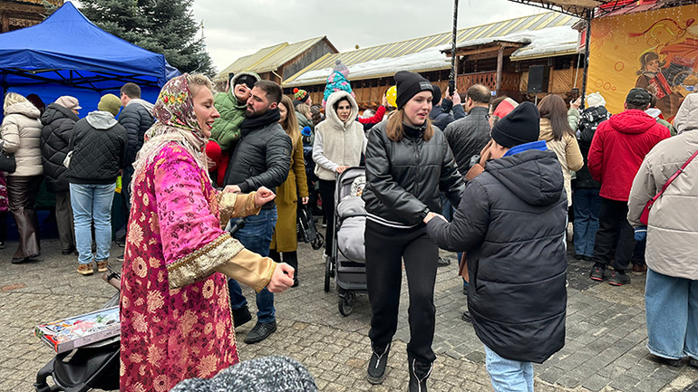 Mọi người vui vẻ giao lưu, nhảy múa.