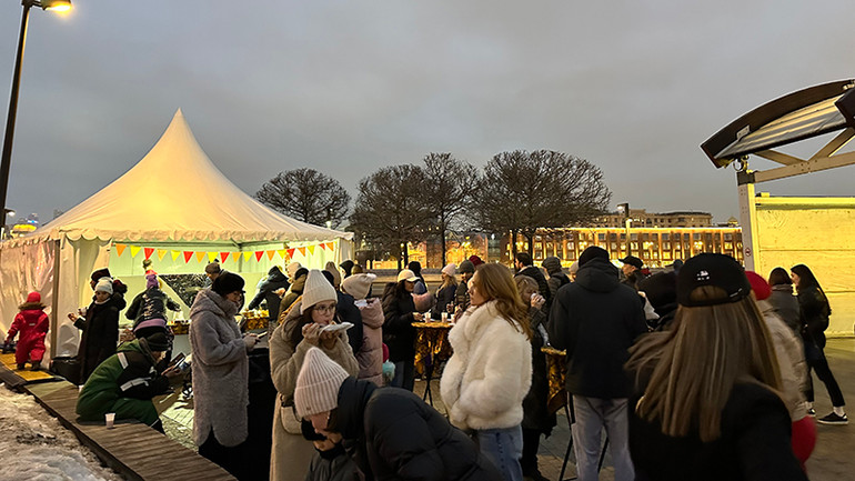 Và thưởng thức những món ăn truyền thống, đặc trưng của lễ tiễn mùa đông.