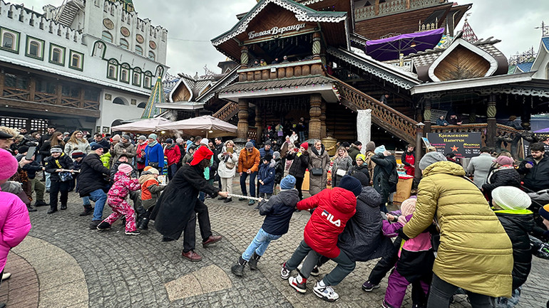 Trẻ em chơi các trò chơi với sự cổ vũ nhiệt tình của người thân.