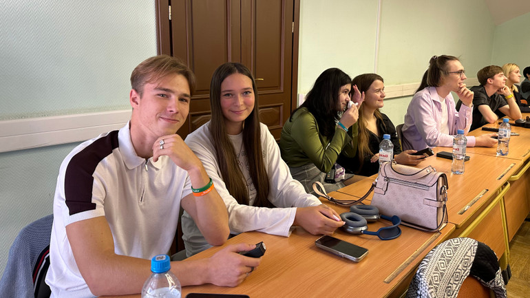 Các bạn sinh viên Nga hào hứng tham gia cuộc thi. (Ảnh: THÙY VÂN) Các bạn sinh viên Nga hào hứng tham gia cuộc thi. (Ảnh: THÙY VÂN)