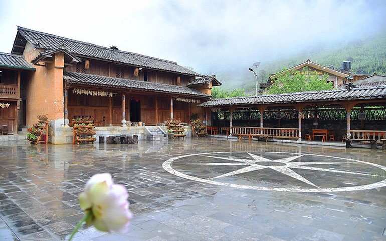 Ngôi nhà có kiến trúc truyền thống của đồng bào dân tộc H'mông tại Làng văn hóa du lịch cộng đồng dân tộc H'mông, thôn Pả Vi Hạ, xã Pả Vi, huyện Mèo Vạc, tỉnh Hà Giang. (Ảnh MỸ HÀ)