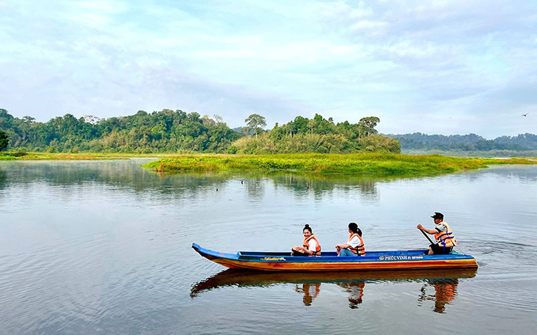 Kiểm lâm viên hướng dẫn du khách khám phá khu Ramsar Bàu Sấu.