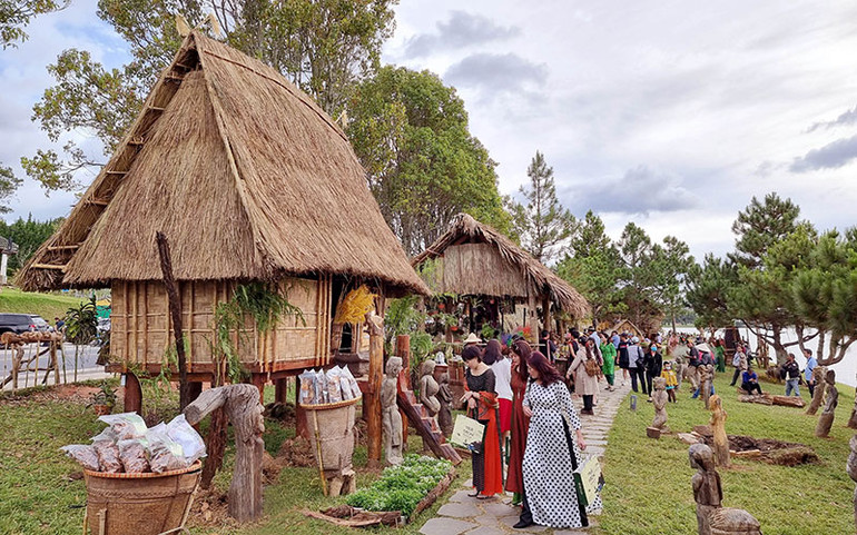 Không gian văn hóa các dân tộc bản địa Tây Nguyên thu hút du khách.