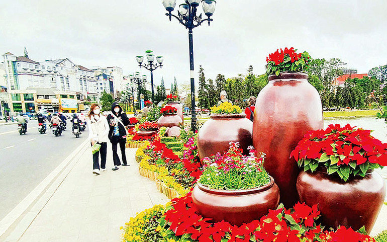 Nhiều cung đường được trang trí hoa tươi rực rỡ chào mừng thành phố Đà Lạt 130 năm tuổi. Nhiều cung đường được trang trí hoa tươi rực rỡ chào mừng thành phố Đà Lạt 130 năm tuổi.