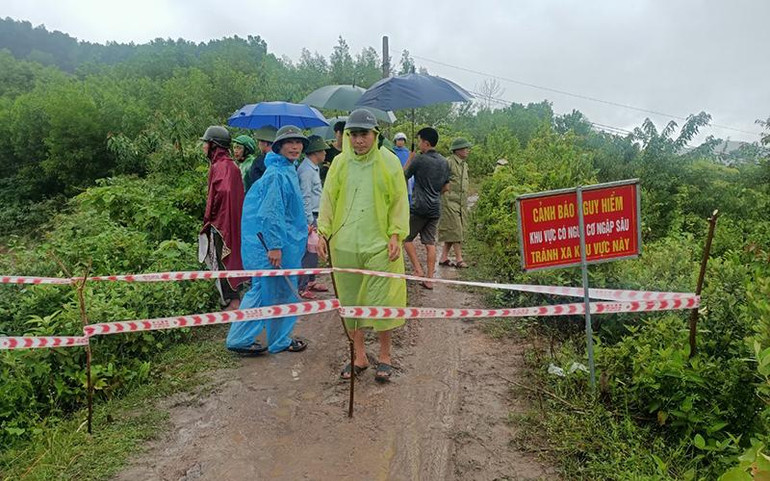 Huyện Vũ Quang (Hà Tĩnh) đặt biển cảnh báo tại vị trí tháo nước đập Khe Xai đểngười dân chủ động né tránh rủi ro. Huyện Vũ Quang (Hà Tĩnh) đặt biển cảnh báo tại vị trí tháo nước đập Khe Xai đểngười dân chủ động né tránh rủi ro.