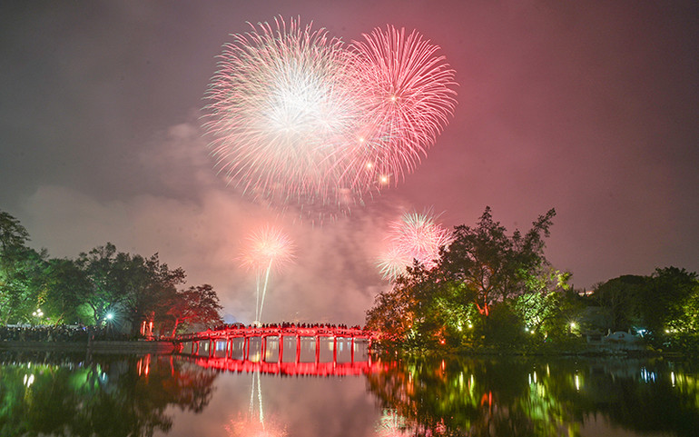Màn pháo hoa chào năm mới trên bầu trời Hà Nội. (Ảnh THẾ ĐẠI)