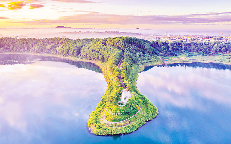 Thắng cảnh Biển Hồ.