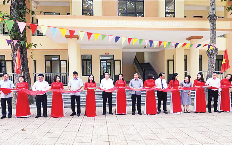 Các đại biểu cắt băng khánh thành Điểm trường vượt lũ tại Trường tiểu học Gia Phố. (Ảnh HỮU QUYẾT) Các đại biểu cắt băng khánh thành Điểm trường vượt lũ tại Trường tiểu học Gia Phố. (Ảnh HỮU QUYẾT)