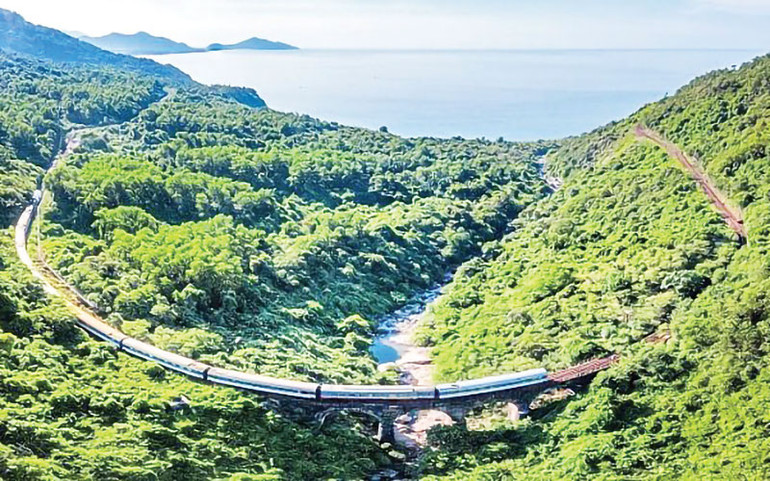 Cung đường sắt đoạn qua đèo Hải Vân nối Huế với Đà Nẵng.