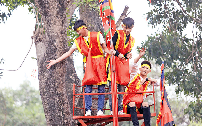 Các đội tung hoa diễn ra tại Nghè Ngũ Giáp.