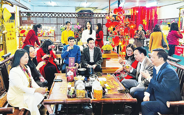 Các đại biểu cùng thưởng trà. (Ảnh Hoàng Cường)