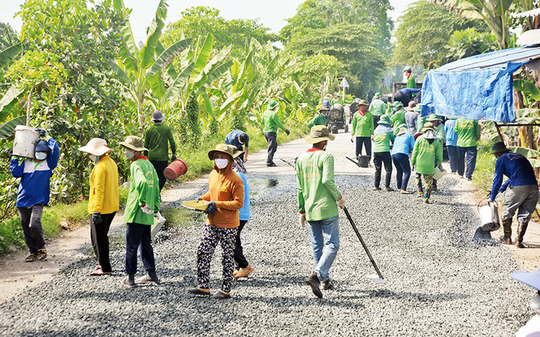 Sau khi trải nhựa, các thành viên trong đội chia nhau đi trải đá dăm bề mặt đường. Sau khi trải nhựa, các thành viên trong đội chia nhau đi trải đá dăm bề mặt đường.