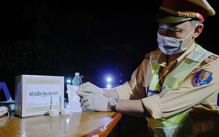 Lực lượng chức năng thường xuyên kiểm tra ma túy đối với các tài xế trên tuyến đường cao tốc. (Ảnh SƠN TÙNG)