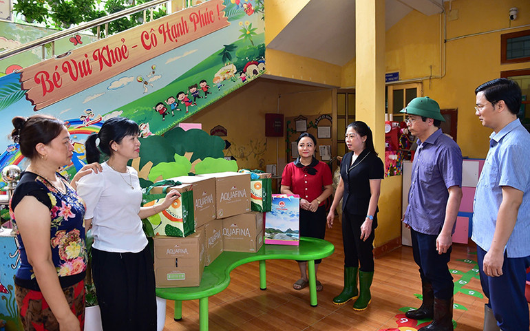 Đại diện lãnh đạo tỉnh Tuyên Quang và ngành Giáo dục tỉnh thăm, động viên cán bộ, giáo viên các trường học bị ngập trong bão, lũ.