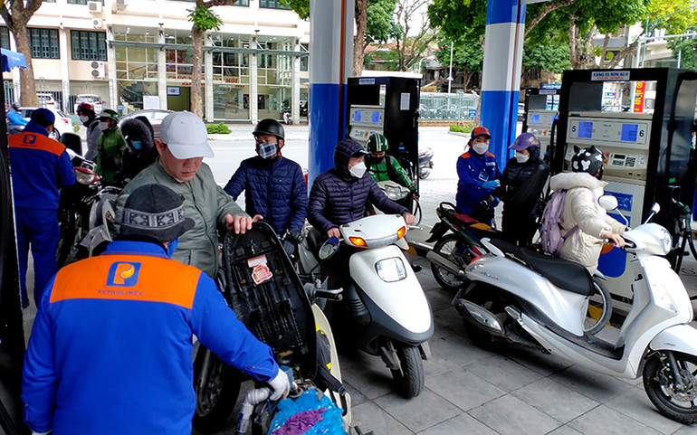 Người dân mua xăng tại cây xăng dầu trên phố Trần Hưng Đạo, quận Hoàn Kiếm, Hà Nội. (Ảnh Nguyễn Đăng)
