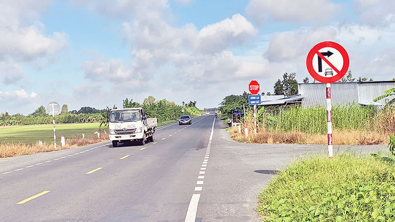 Nút giao đường tỉnh 922 với đường giao thông gần chân cầu trên địa bàn quận Ô Môn, tiềm ẩn nguy cơ tai nạn giao thông.